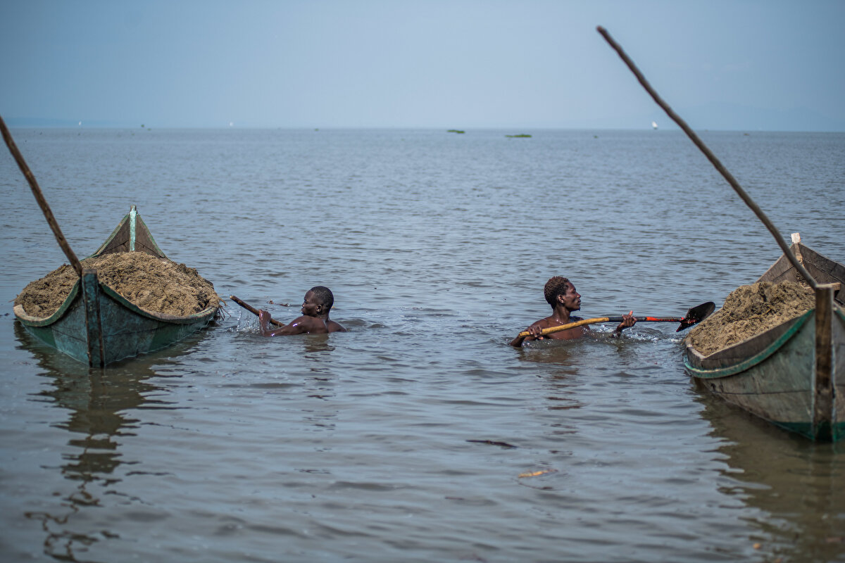 İşçiler, uzun saatler boyunca kirli suda kaldıkları için çeşitli hastalıklara maruz kalıyor.