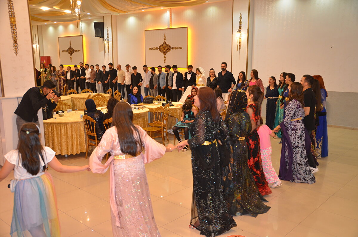 Popova ise eşiyle birbirlerini çok sevdiklerini belirterek, "Yüksekova'yı çok sevdim, insanlar çok temiz, çok sıcakkanlı. Burada yaşamak çok güzel. Burada yaşayacağız ama tatil amaçlı yurt dışına gidip gelebiliriz. Kore ve Çin'e gittim. Değişik ülkeler gezdim ama buranın insanları gibisini görmedim. Çok içtenler, aile bağları çok güçlü. Halay çekmeyi öğrendim." diye konuştu.<br>