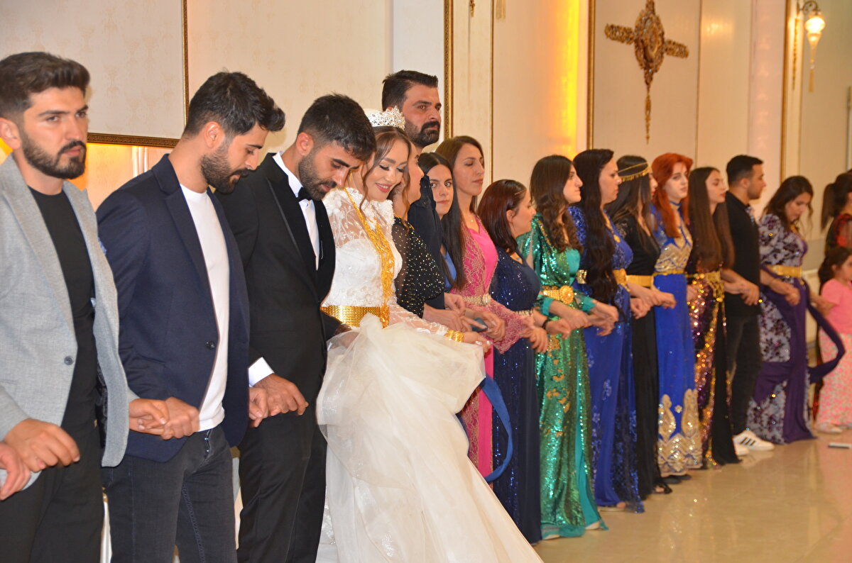 <br>Çapa, "Düğünden sonra hayatımızı Yüksekova'da sürdürmeyi düşünüyoruz. Ailemin kültürünü tanımasını istiyorum. Yıllardır İstanbul'da çalışıyordum, artık işimi burada sürdüreceğim. Saç ekim uzmanıyım. Eşim de sağlıkçı, aynı işi yapıyoruz." dedi.<br>