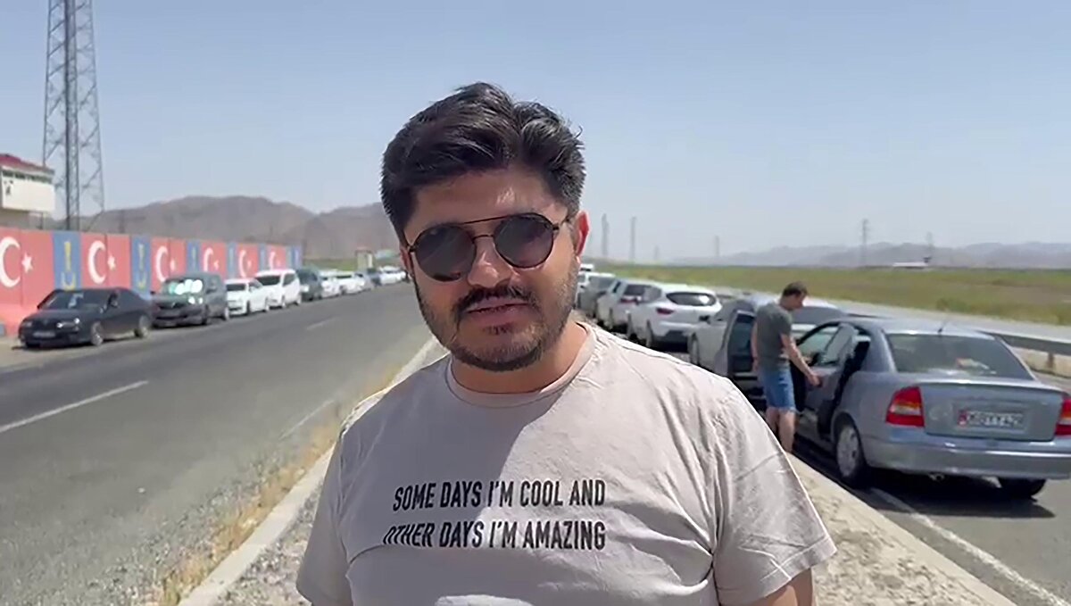 Resmi Gazete'de yayımlanan vergi oranları artışında yurt dışından getirilen telefonların kayıt ücretlerine ve kredi vergilerine zam yapılması üzerine ellerinde kayıtsız cep telefonu olanlar Dilucu Sınır Kapısı'na akın ederek giriş çıkış yapmaya başlayınca uzun kuyruklar oluşturdu. Iğdır'da taksicilik yapan Fuat Seçilmiş "Saat 06.00'da kalktığım zaman arkadaşlarım telefon açarak, '6 bin liralık cep telefonu vergisi 20 bin liraya çıktı' dedi. Sabahtan bu zamana kadar hemen hemen 3 defa taşımacılık yaptım yolcu getirip götürdüm. Şu anda da 2 saatten fazladır yolcuyu bekliyorum. Daha çıkmadılar" diye konuştu.<br>