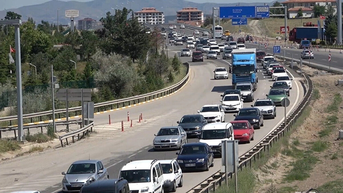 Ek Motorlu Taşıtlar Vergisi ödenmeden, trafikten çekme, hurdaya çıkarma ve yurtdışına çıkarma nedeniyle tescil kaydı kapatma işlemi yapılamayacak.<br><br>