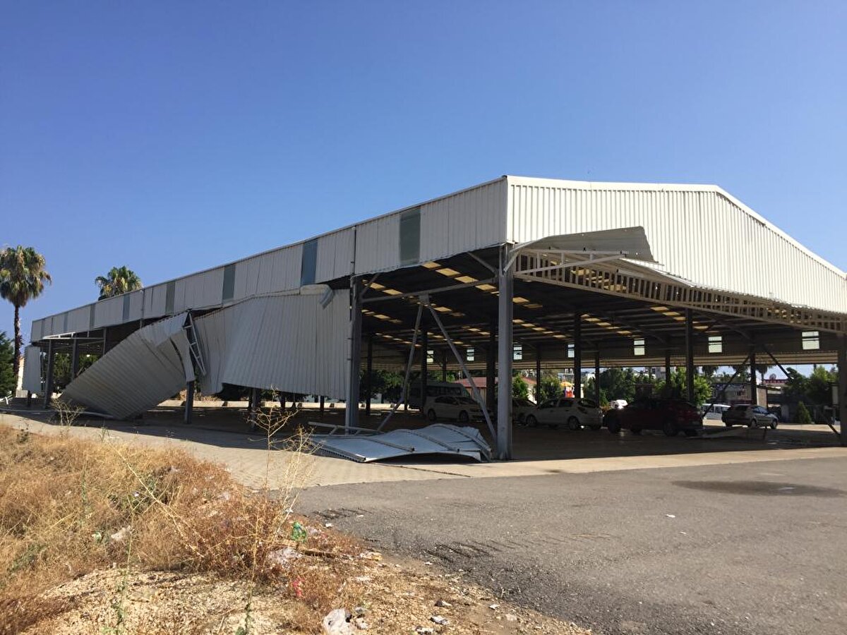 Öte yandan, sağanak ve hortum nedeniyle bazı seralarda ve bir pazar yerinde hasar oluştu.