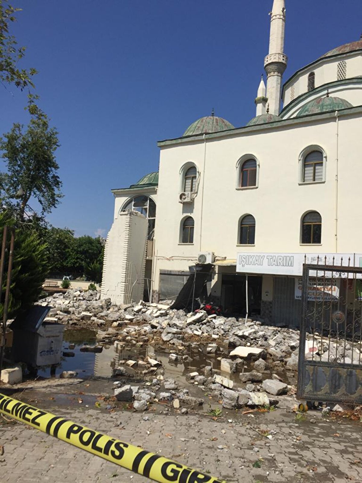 Polis ekipleri, cami çevresini kapatarak önlem aldı.<br><br>