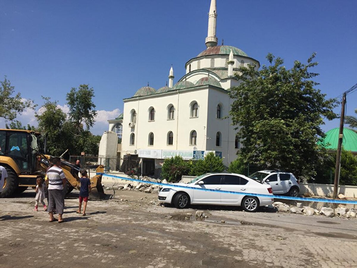 Yıkılan minare, bu sırada yoldan geçen iki otomobilin üstüne devrildi, araçlardaki 2 kişi hafif yaralandı.<br><br>