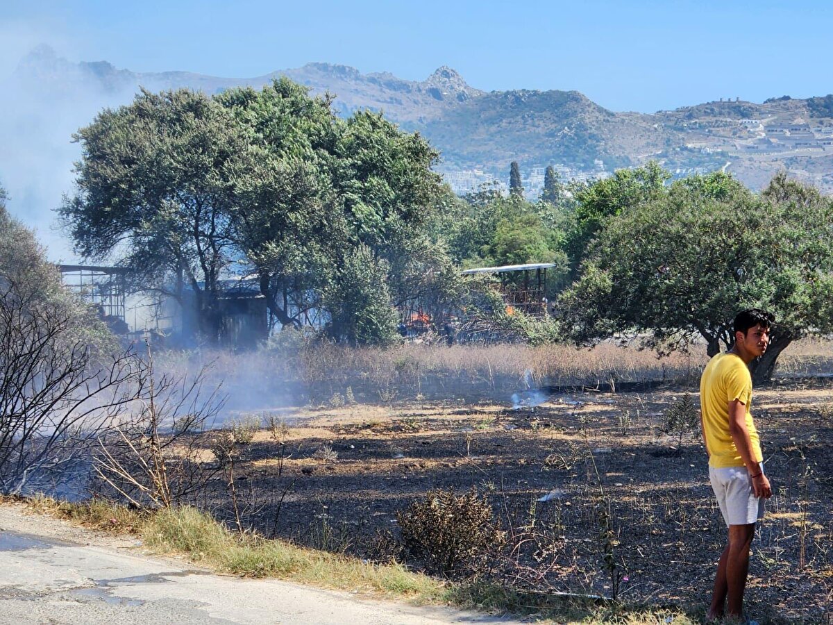 Havadan ve karadan müdahale sürerken, vatandaşlar da çalışmalara destek veriyo