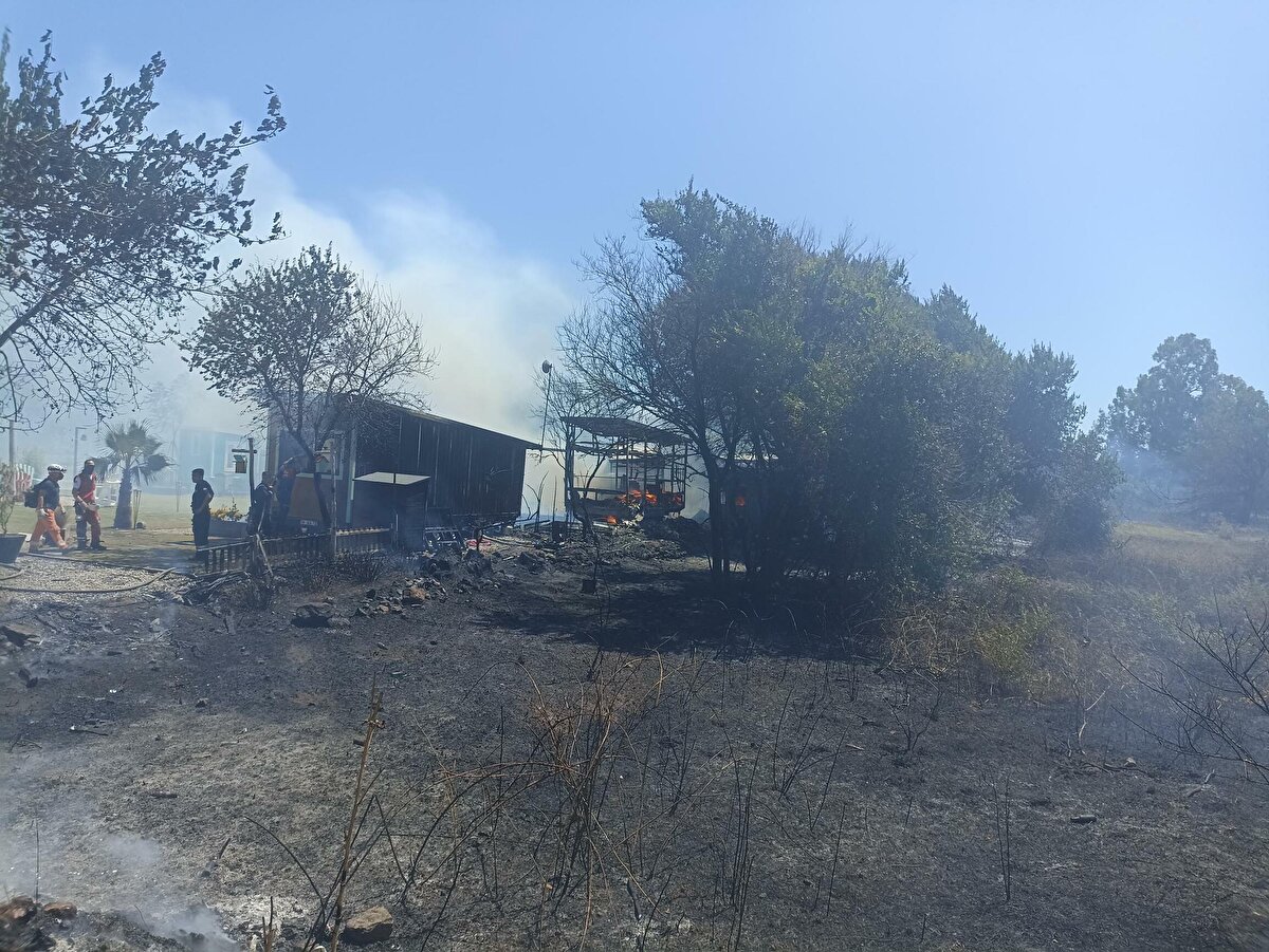 İhbarla bölgeye çok sayıda itfaiye ile 1 yangın söndürme helikopteri sevk edildi.