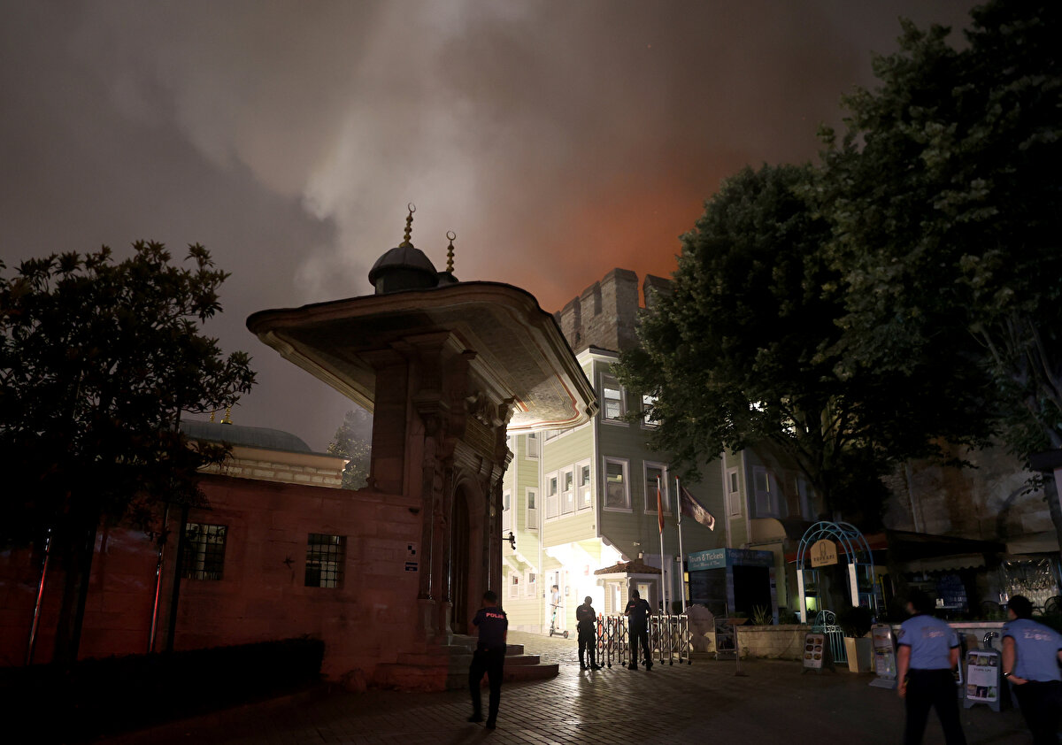Saraydaki tarihi ahşap restoranda henüz bilinmeyen nedenle yangın çıktı.