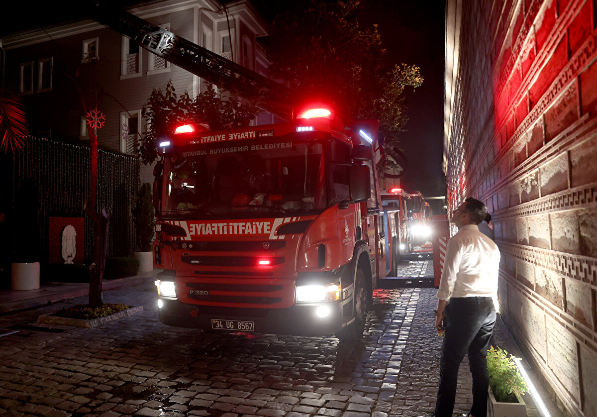 Yangın söndürme çalışmaları sırasında itfaiye ekiplerine bazı belediyeler su tankerleriyle destek oldu.<br><br>Bu arada, yangın söndürme çalışmaları sırasında restoranda çökmeler meydana geldi.