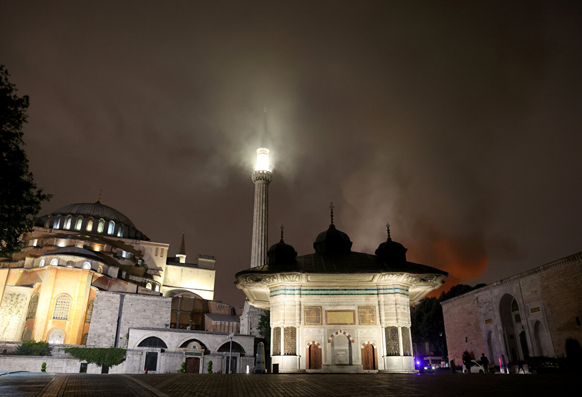 MİLLİ SARAYLAR BAŞKANLIĞINDAN AÇIKLAMA<br><br>Milli Saraylar Başkanlığından, Topkapı Sarayı'nın içindeki restoranda gece saatlerinde çıkan yangına ilişkin açıklama yaptı.<br><br>Açıklamada, Topkapı Sarayı'nın dış bahçesinde bulunan restoranın çatısında saat 03.00 sıralarında yangın çıktığı belirtildi.<br><br>Dış karakol binası olarak adlandırılan ve restoran olarak işletilen yapının çatısında çıkan yangına ilk müdahaleyi Milli Saraylar itfaiye ekibinin yaptığı ifade edilen açıklamada, şunlar kaydedildi:<br><br>"İstanbul İtfaiyesi ekiplerinin hızlı müdahalesi ile yangın 1 saat içinde tamamen söndürüldü. Yangın sonrası restoran binasının çatısında maddi hasar oluştu. Topkapı Sarayı'nda müzecilik ve ziyaret faaliyetleri herhangi bir aksama söz konusu olmadan saat 9.00 itibarıyla normal şekilde devam edecektir."