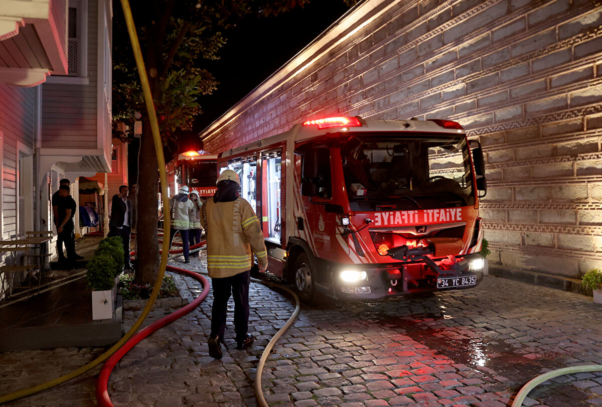 Yaklaşık 2 saat süren çalışmanın ardından yangın kontrol altına alınarak söndürüldü.<br><br>Ağır maddi hasarın meydana geldiği restoranda ekipler bir süre soğutma çalışması yaptı.