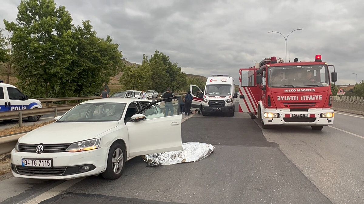 Kazanın etkisiyle Aktaş'ın kullandığı otomobil bariyerlere çarparak durabildi. Kazanın ardından Sürücü Aktaş olay yerinde hayatını kaybederken eşi Ergül Aktaş ise hafif şekilde yaralandı. İhbar üzerine olay yerine sağlık, polis ve itfaiye ekipleri sevk edildi.