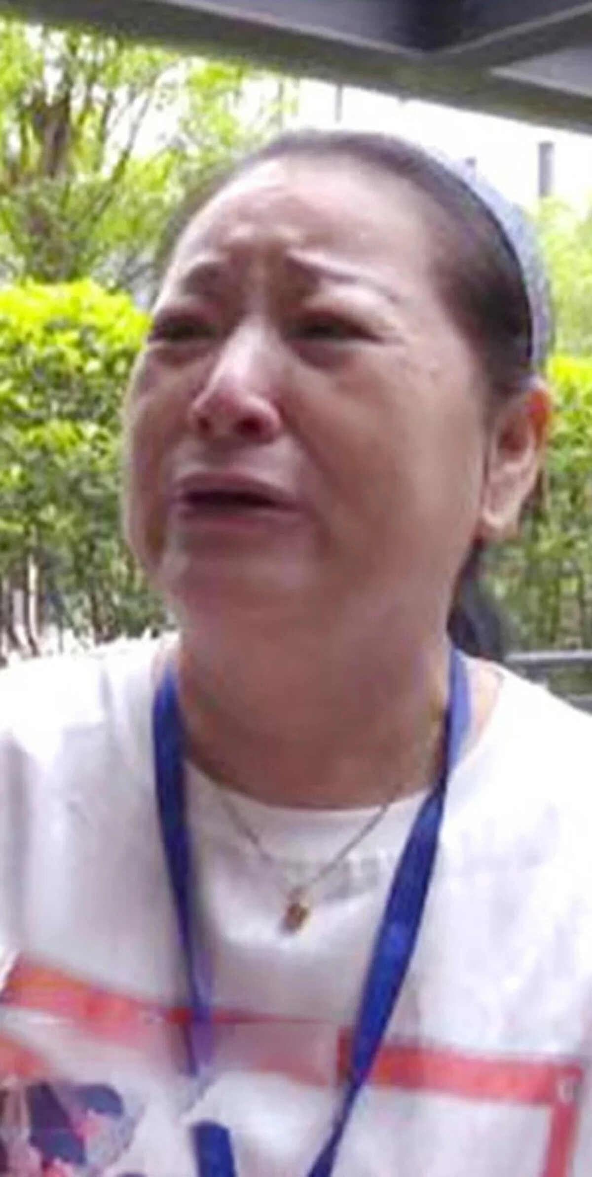 Vang, 1981'de henüz 21 yaşında kızına hamileyken eşine müebbet hapis cezası verildiğini ve eşinin Mayıs 1982'de kısa süreliğine kızını görebildiğini aktararak, içinde bulunduğu "zor durum" nedeniyle 1983'de kendisi evde değilken eşinin aile büyüklerinin kızını Pekin'e götürerek başka bir aileye evlatlık verdiğini anlattı.