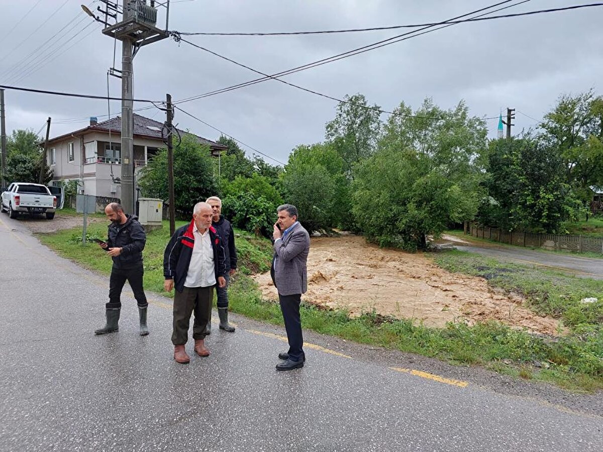 Düzce Valisi Cevdet Atay, sabah saatlerinde bölgeye gitti.
