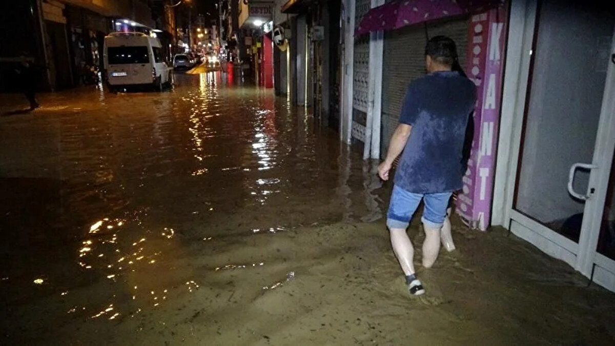 ORDU'DA SEL<br>Ordu'da etkili olan sağanak sonrası Altınordu ilçesinde sel meydana geldi. Şehir merkezinden geçen Bülbül Deresi taştı. Bu nedenle Bülbül Deresi mevkisinde Karadeniz Sahil Yolu Ordu’dan Samsun ve Giresun istikametine ulaşıma kapatıldı, trafik farklı noktalardan sağlandı.