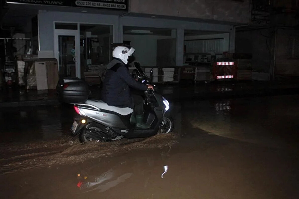 Sokak ve caddelerde de su birikintileri yaşanırken vatandaşlar aniden etkili olan sağanak ile birlikte hayatın olumsuz etkilendiğini söyledi.<br><br>
