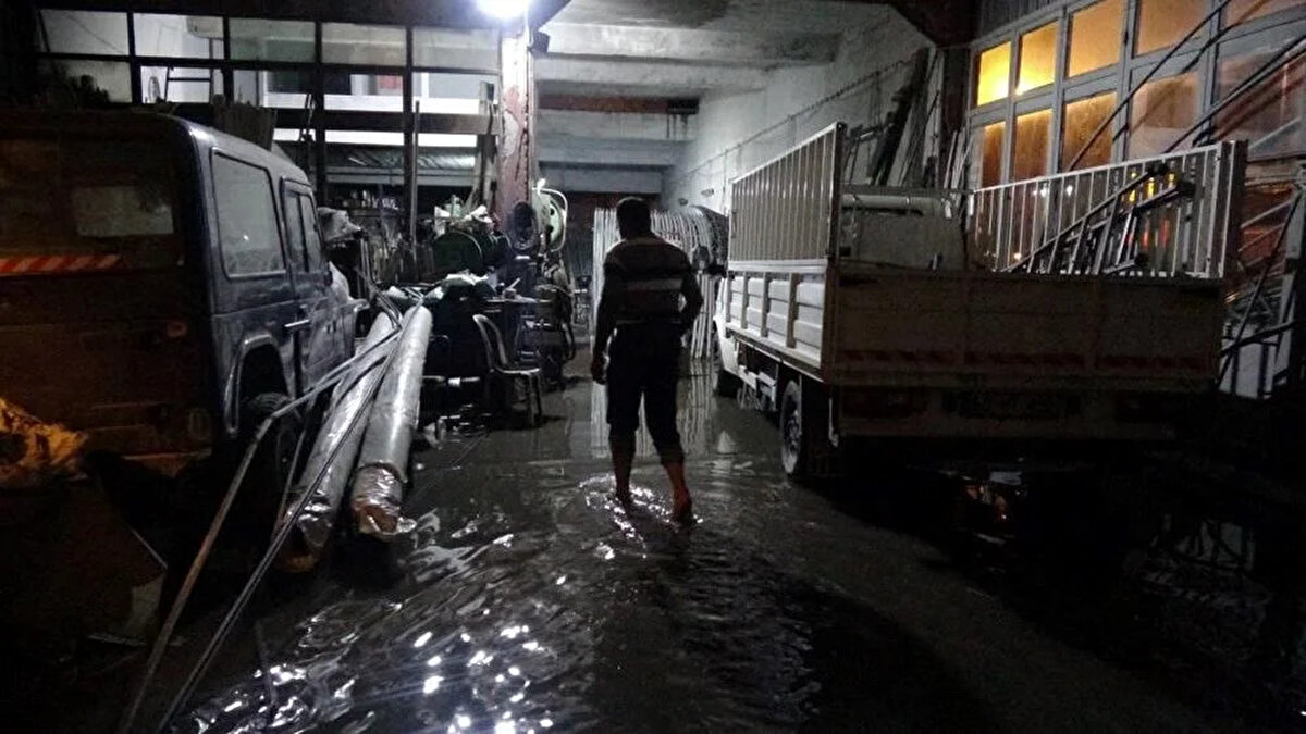 Etkili olan sağanak yağış nedeniyle Tokat oto sanayisinde yaklaşık 10 dükkanı su bastı. Dükkanlarını basan suyu temizlemek isteyen esnaf seferber olurken bazı işletmelerde su baskını maddi hasara neden oldu.<br><br>