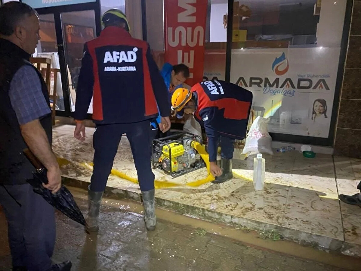 Etkili olan sağanak yağış hayatı olumsuz etkilerden, Piraziz ilçesinde bazı ev ve iş yerlerinde su baskını yaşandı. İlçenin Yenimahalle Emniyet Caddesinde bodrum katında yaşayan bir evde ise mahsur kalan üç kişi AFAD ekipleri tarafından kurtarıldı.