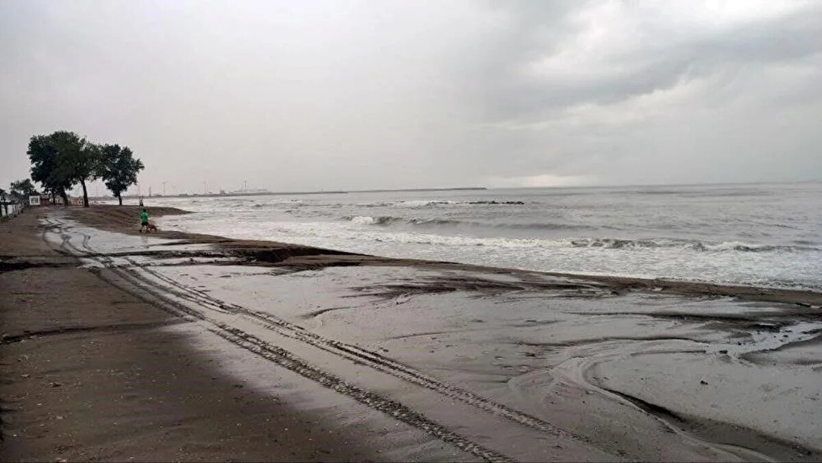 AKÇAKOCA'DA DENİZE GİRİŞ YASAKLANDI<br>Düzce Valiliği'nden yapılan açıklamada "Düzce’de rüzgarın Pazar (9 Temmuz 2023) günü sabah saatlerinden itibaren kuzey ve kuzeybatıdan 6 ila 8 kuvvetinde (50-75 kilometre saat) fırtına şeklinde eseceği tahmin ediliyor. Fırtınanın akşam saatlerinde etsini kaybetmesi bekleniyor" ifadeleri kullanıldı. Akçakoca Kaymakamlığı da "9 Temmuz 2023 Pazar günü denizlerimizde fırtına beklendiğinden tüm plajlarda denize girmek yasaklanmıştır" uyarısı yaptı.