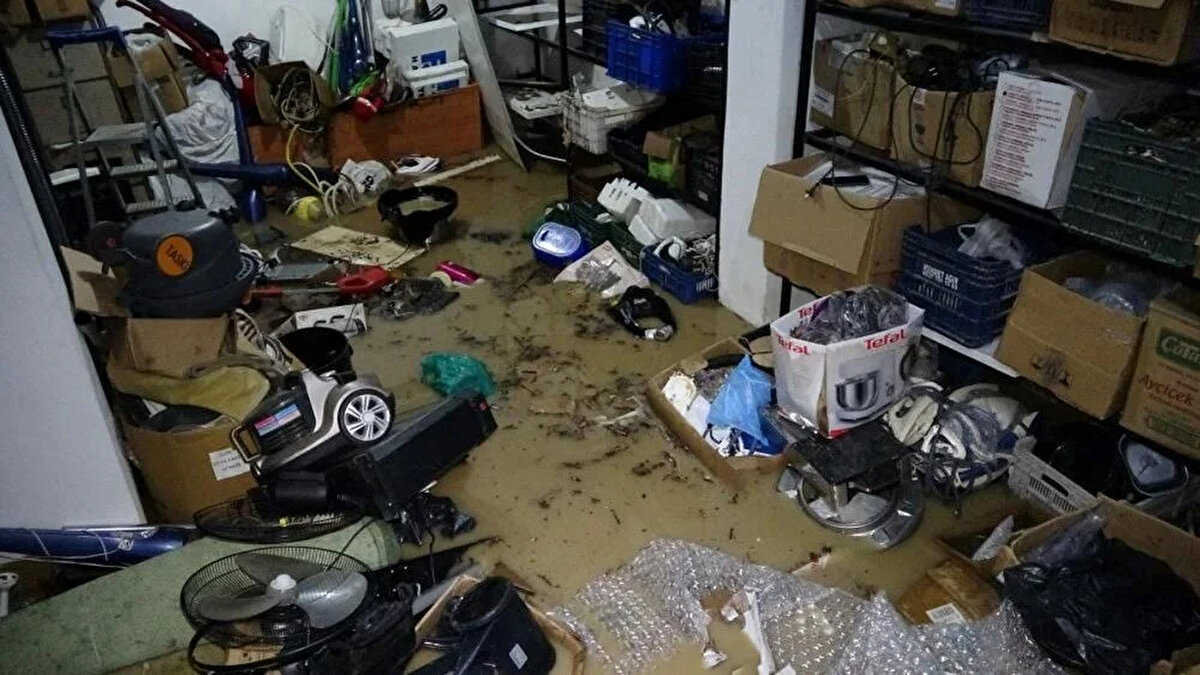 ORDU İÇİN METEOROLOJİK UYARI YAPILMIŞTI<br>Öte yandan Ordu Valiliği'nden yapılan meteorolojik uyarıda, "Orta ve Doğu Karadeniz'de beklenen gök gürültülü sağanak yağışların bu gece saatlerinden itibaren ilimiz çevrelerinde çok kuvvetli ve yer yer şiddetli (51-100 kgm2) olacağı tahmin edilmektedir. 10 Temmuz 2023 Pazartesi akşam saatlerine kadar etkili olması beklenen şiddetli yağış sonrası meydana gelebilecek sel, su baskını, heyelan, yıldırım, yerel dolu yağışı, ani kuvvetli rüzgar ve kısa süreli fırtına ile ulaşımda aksamalar gibi olumsuzluklara karşı dikkatli ve tedbirli olunmalıdır." ifadelerine yer verilmişti.