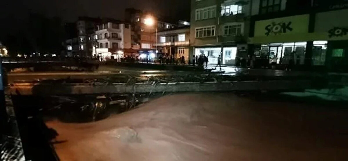 KÖPRÜNÜN DEMİR KORKULUKLARI SEL SULARINA DAYANAMADI<br>Sağanak nedeniyle Bülbül Deresi üzerinde bulunan bir köprünün korkulukları yıkıldı.