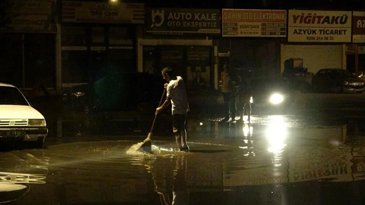 TOKAT'TA SAĞANAK SONRASI DÜKKANLARI SU BASTI<br>Meteoroloji Genel Müdürlüğü'nden yapılan uyarının ardından Tokat'ta sağanak yağış etkili oldu. Dün akşam saatlerinde başlayan sağanak yağış kentin birçok noktasında etkisini gösterirken bazı cadde ve sokaklarda su birikintisine neden oldu.