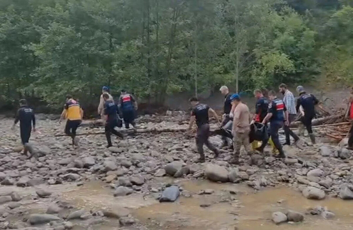 <br><br>Son olarak dün akşam saatlerinde dere kenarında görülen, daha sonra kendisinden haber alınamayan Türkan Yılmaz'ın sele kapıldığı şüphesiyle arama çalışması başlatıldı.<br><br>Sabah erken saatlerde İl Emniyet Müdürlüğü Sualtı Grup Amirliğinde görevli dalgıçlar, AFAD'a bağlı Arama ve Kurtarma Birlik Müdürlüğü ile UMKE ekipleri, Yılmaz'ın cesedini dere kenarında buldu.<br><br>Yılmaz'ın cesedi otopsi yapılmak üzere Samsun Eğitim ve Araştırma Hastanesi morguna kaldırıldı.