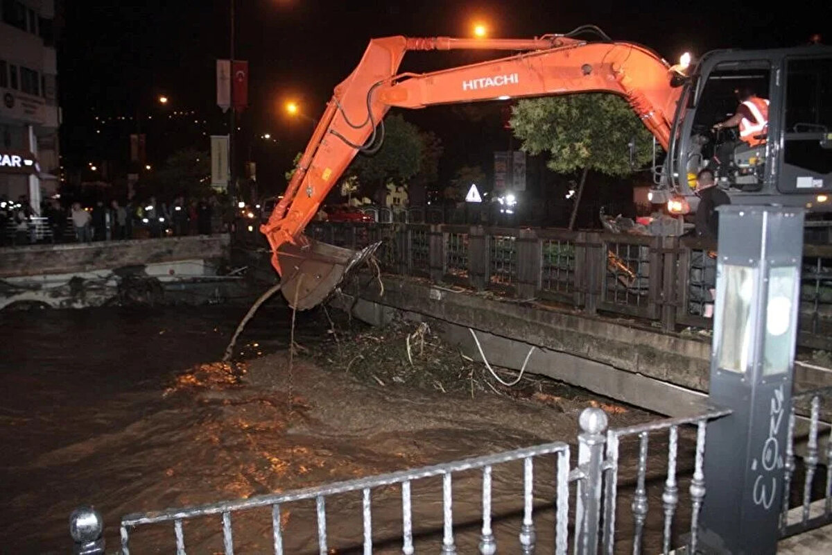 Sağanak sonrası meydana gelen sel ile birlikte bazı ev ve iş yerlerini su bastı. Ekipler dere ve köprülerin olduğu noktalarda iş makineleri ile çalışma başlattı.<br><br>Ekipler, derelerde biriken molozları iş makinesi yardımıyla temizledi. Ordu Büyükşehir ve Altınordu Belediyesi ekipleri sokak ve caddelerde temizlik çalışması başlattı.