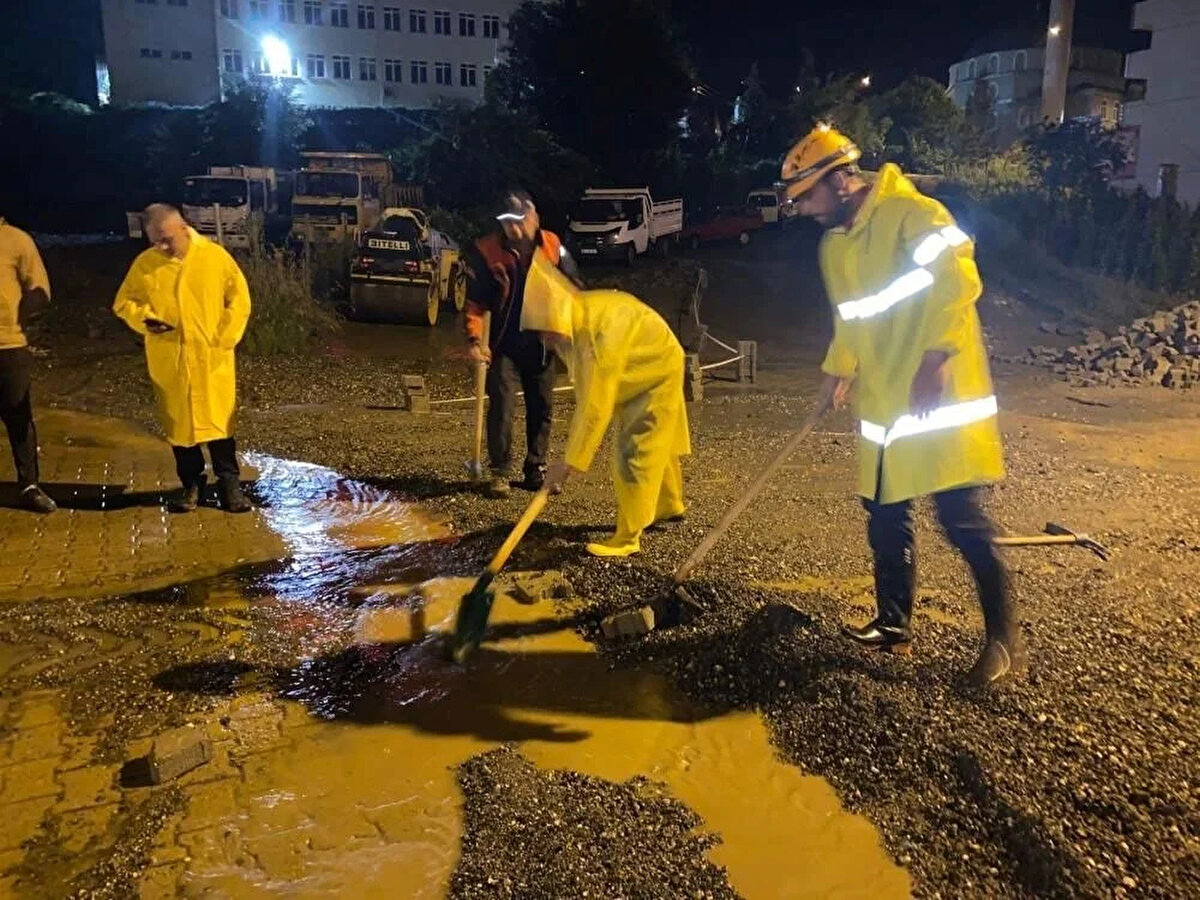 GİRESUN’DA DA EV VE İŞ YERLERİNİ SU BASTI<br>Meteoroloji Genel Müdürlüğü'nün kırmızı kod ile uyarısının ardından Giresun merkez ve bazı ilçelerde sağanak yağış etkili oldu.