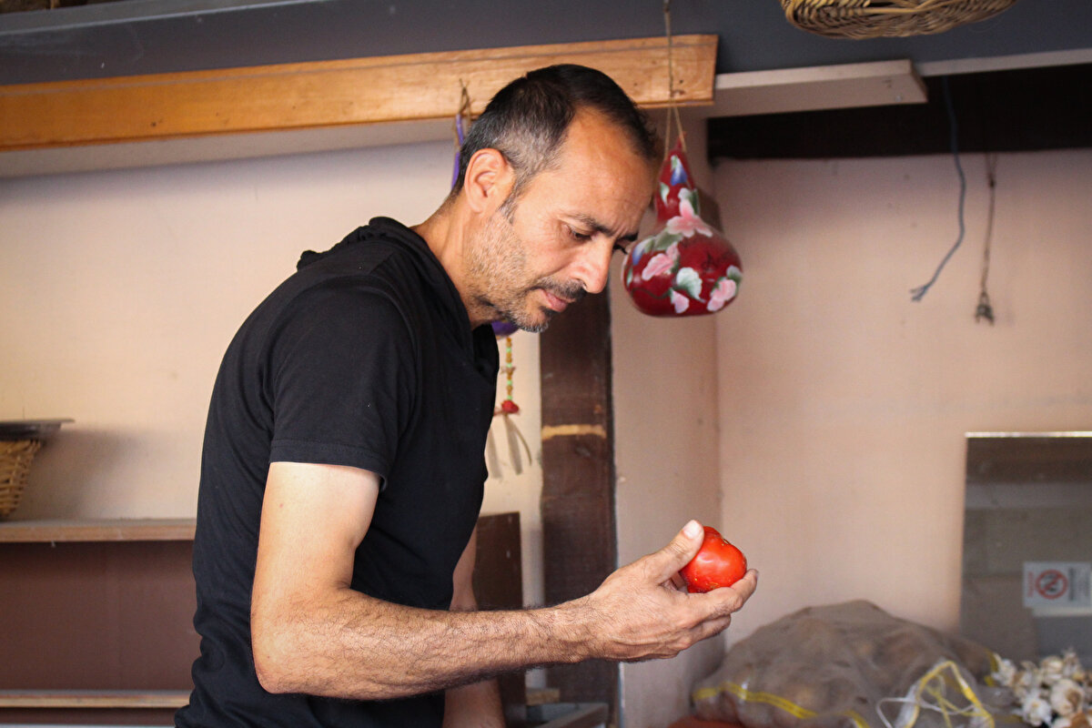 Nüfus kayıt örneği belgesinde 6 Şubat'ta öldüğü belirtilen Geçim, hatanın düzeltilmesini ve ardından "harita oluşturma ve verileri görselleştirmek için bilimsel ölçüm yapma" işi olarak bilinen topoğrafçılığa devam etmeyi amaçlıyor.<br><br>"Depremden bu yana mağdur durumdayım"<br><br>Manavda çalışarak geçimini sağlamaya çalışan Geçim, AA muhabirine, depremde hem yakınlarını hem de kendini kaybettiğini anlattı.<br><br>Depremde ölmediğini kanıtlamak için çabaladığını aktaran Geçim, "Depremde dayımı, yengemi kaybettik. Onların cenazelerini hastaneye götürdük. Ölü muayenesi yapıldıktan sonra cenazeyi bana teslim ettiler. Teslim alırken de ismimi ve TC'mi istediler ben de verdim. Daha sonra kayıtlara baktığımızda dayım yaşıyor, ben ölü görünüyorum. Memur arkadaş bir hata yapmış." diye konuştu.