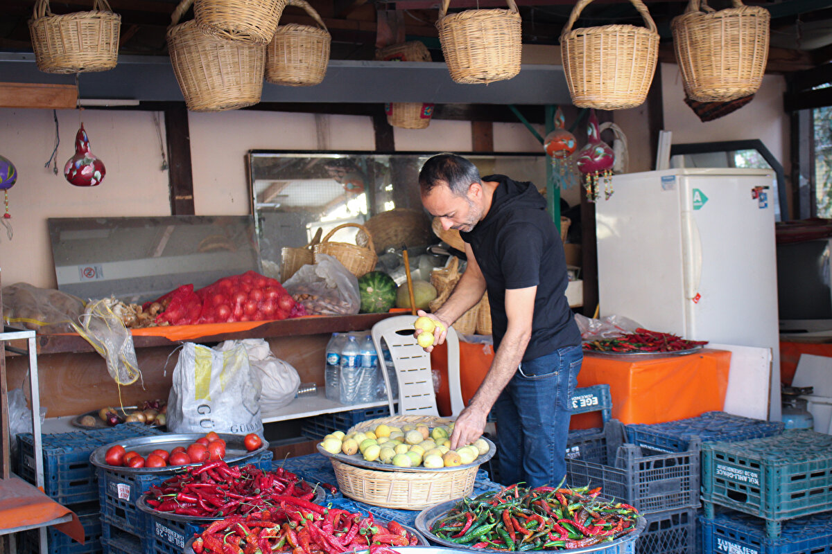 Geçim, ölü olduğunu Ankara'da hastanedeki göz muayenesi işlemleri dolayısıyla öğrendiğini ve şok olduğunu belirtti.<br><br>Araştırma yaptığında yanlışlığı fark ettiğini anlatan Geçim, şöyle konuştu:<br><br>"Çalıştığım şirketi, ölü göründüğüm için Sosyal Güvenlik Kurumu aramış ve 'ölü adama SGK primi yatırıyorsunuz, ceza yersiniz' dedikleri için onlar da beni işten çıkarttılar. Depremden bu yana mağdur durumdayım. Hiçbir yerde çalışamıyorum. Burada dayım manav işiyle uğraşıyor, ona yardım ediyorum."<br><br>Nüfus müdürlüğüne konuyla ilgili gerekli dilekçeleri verdiğini belirten Geçim, şu anda bankaları kullanamadığını, hiçbir iş başvurusu yapamadığını söyledi.<br><br>Yaşadığını kanıtladığında doğum günü kutlaması yapmak istediğini dile getiren Geçim, "Tekrar işimde çalışmak istiyorum. Sigortasız bir şekilde yaşıyorum, gelir kaynağımız yok. Bankaları da kullanamıyoruz. Mağduriyetimin giderilmesini istiyorum." ifadesini kullandı.