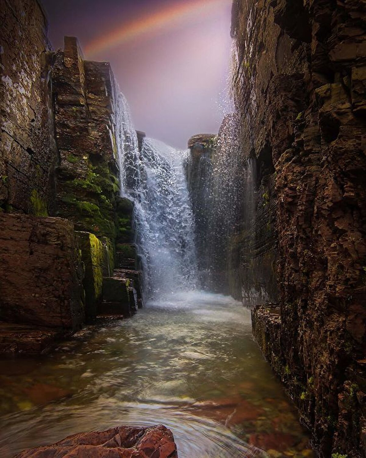 Buzulların sardığı dağlar, göller, şelaleler, büyüleyici manzara ve yürüyüş parkurları parka kıtanın tacı unvanını kazandırıyor.