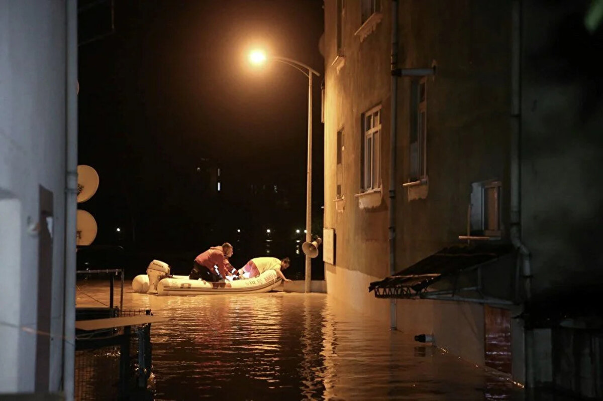 Taşkın nedeniyle Karadeniz Sahil Yolu Giresun ve Samsun olmak üzere iki yönlü trafiğe kapatıldı. Bolu Dağı Tüneli TEM Otoyolu'nda da meydana gelen heyelan nedeniyle Ankara - İstanbul yönü trafiğe kapandı.
