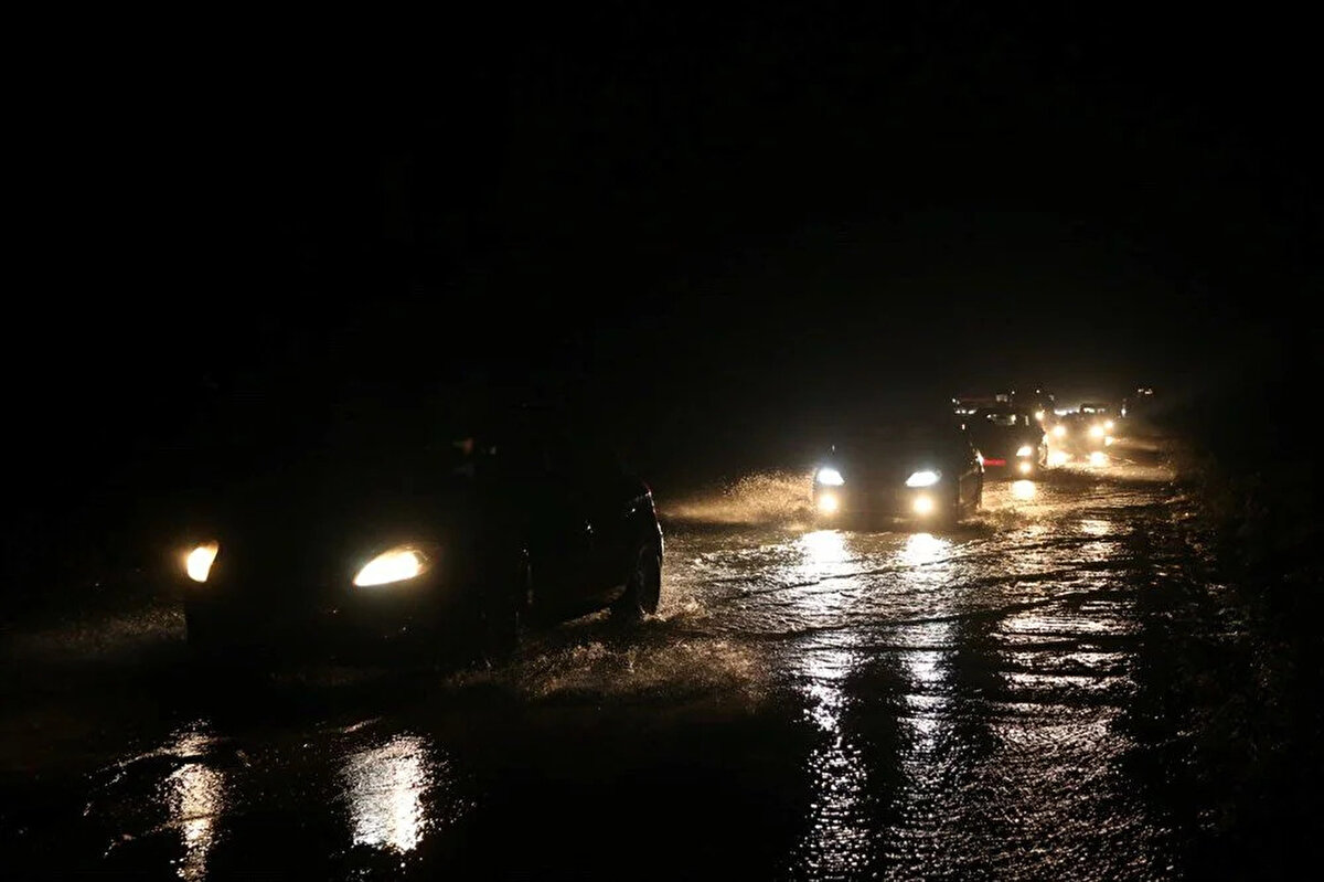 Bakan Yerlikaya, aşırı yağışlar sonucu uyarı verilen illerin tamamında 2 bin 156 ihbar alındığını bildirerek "Valiliklerimiz ve AFAD koordinesinde, emniyet, jandarma, sahil güvenlik, Devlet Su İşleri, Özel İdareler, Karayolları, Kızılay, UMKE ve belediye ekiplerimiz gelen her ihbarı hassasiyetle değerlendiriyorlar. Bölgedeki çalışmalarımız aralıksız devam ediyor." dedi.<br><br>