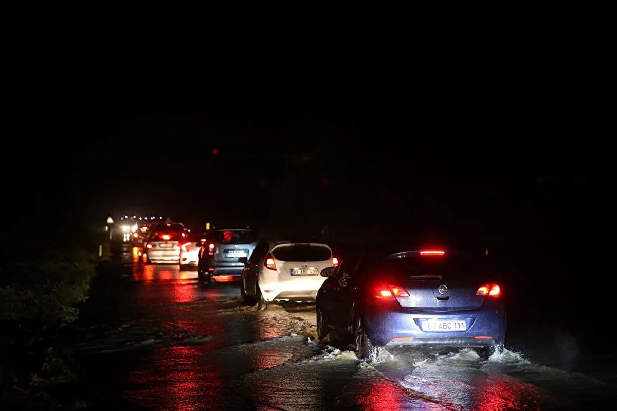 MAHSUR KALAN VATANDAŞLAR KURTARILDI<br>Yağışlar sonucu mahsur kalan 23 kişinin helikopterler, 570 vatandaşın da botlar ve iş makineleriyle kurtarıldığını aktaran Yerlikaya, AFAD Başkanlığınca bölgeye 449 arama ve kurtarma personeli, 25'i dalgıç olmak üzere toplam 4 bin 283 personel, 2 helikopter ve 439 iş makinesi görevlendirildiğini kaydetti.