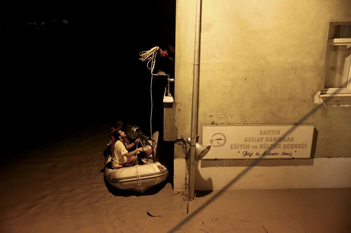 Çalışmalara destek olmak üzere bölgede 1297 personelin görev yaptığını ifade eden Yerlikaya, "Yarın gelecek personelle toplamda 3 bin 333 rakamına inşallah ulaşacağız. 170 iş makinesi, 1 helikopter, 150 araç, 20 ambulans, 11 kurtarma botu ve 1 mobil ikram aracı görevlendirilmiştir." ifadelerini kullandı.<br><br>