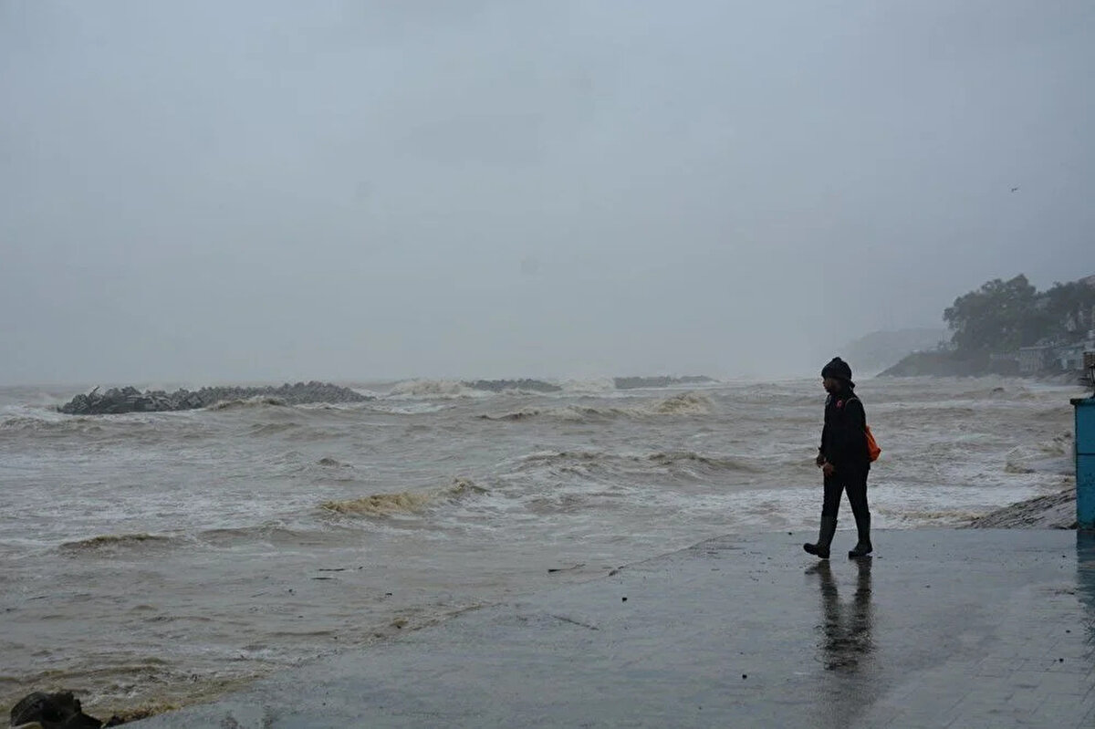 DENİZE GİRMEK YASAKLANDI<br>Sabaha kadar bölgede etkili olması beklenen olumsuz hava şartlarına karşı vatandaşlara dikkatli olmaları çağrısında bulunuldu.<br><br>Akçakoca sahillerinde denize girmek yasaklandı.<br><br>Akçakoca Kaymakamı Mustafa Can, ilçede fırtına beklenmesi nedeniyle ve meteorolojik tahminler doğrultusunda tüm plajlarda denize girmenin yasaklandığını bildirdi.