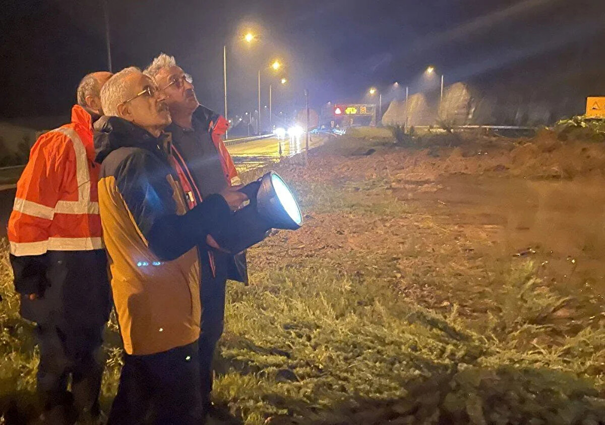 Toplantı sonrası gazetecilere açıklamalarda bulunan Yerlikaya, meteorolojinin cumartesi günü toplam 19 ilde uyarı verdiğini; Artvin, Giresun, Ordu, Samsun, Trabzon, Bartın, Düzce, Bolu, Kastamonu, Rize, Sinop, Zonguldak ve Karabük'te "turuncu" uyarının devam ettiğini söyledi.