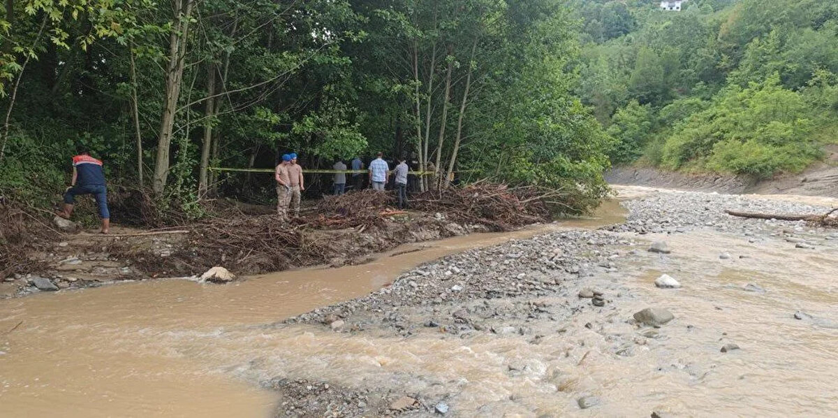 SAMSUN'DA SEL CAN ALDI<br>Meteoroloji ve AFAD'ın uyarılarının ardından, beklenen yağış Samsun'da etkili oldu.<br><br>Çarşamba ilçesindeki Abdal Deresi'nin su seviyesi 4.5 metre yükseldi.
