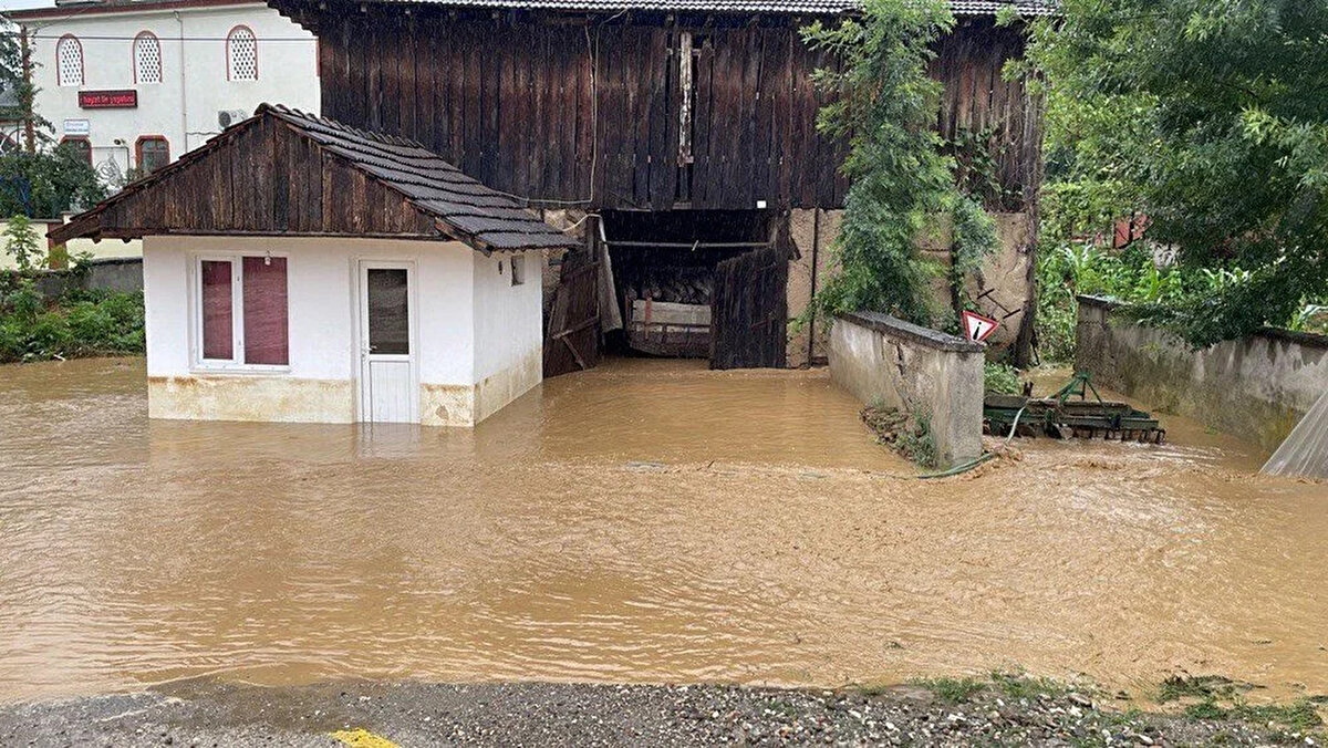 Öte yandan sağanağın ardından Gölyaka ilçesi Değirmentepe, Zekeriya ve Bekiroğlu köylerinde derelerin debilerinin yükselmesiyle yollar suyla doldu.<br><br>Tıkanan menfezler Özel İdare ve Köylere Hizmet Götürme Birliği ile Belediye araçlarıyla temizlendi.<br><br>İlçenin önemli turizm merkezlerinden Efteni Gölü Kültür Park bölgesi yağışın ardından sular altında kaldı.