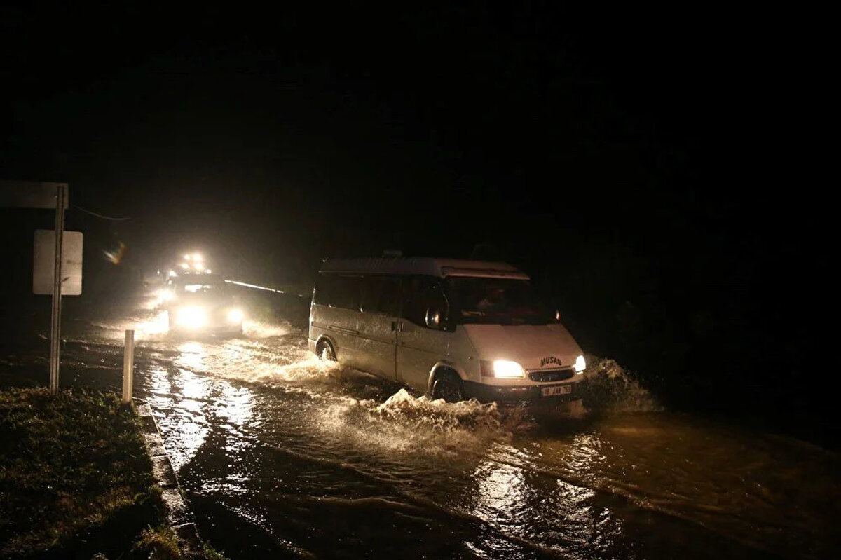 BARAJLARIN BARTIN'I BÜYÜK AFETTEN KORUDUĞU VURGUSU<br>Adalet Bakanı Yılmaz Tunç ise Batı ve Orta Karadeniz'i etkileyen kuvvetli yağışlar sonrasına sel afetiyle karşı karşıya kalındığını ifade etti.<br><br>Bartın'da 200 kilograma varan yağışların taşkınlara neden olduğunu anımsatan Tunç, Bartın ve diğer sellerin yaşandığı illerdeki vatandaşlara geçmiş olsun dileğinde bulundu.<br><br>Bakan Tunç, Bartın'da can kaybının yaşanmadığını, maddi hasarların bulunduğunu aktardı.<br><br>"İçişleri Bakanı'mızla hızlı şekilde bölgeye intikal ettik. Yarın da diğer illerimizde Sayın Bakanı'mızla çalışmalara nezaret edeceğiz." diyen Tunç, AFAD koordinasyonunda tüm kamu kurum ve kuruluşlarının maddi hasarların giderilmesine yönelik çalışmalarını sürdürdüğünü dile getirdi.