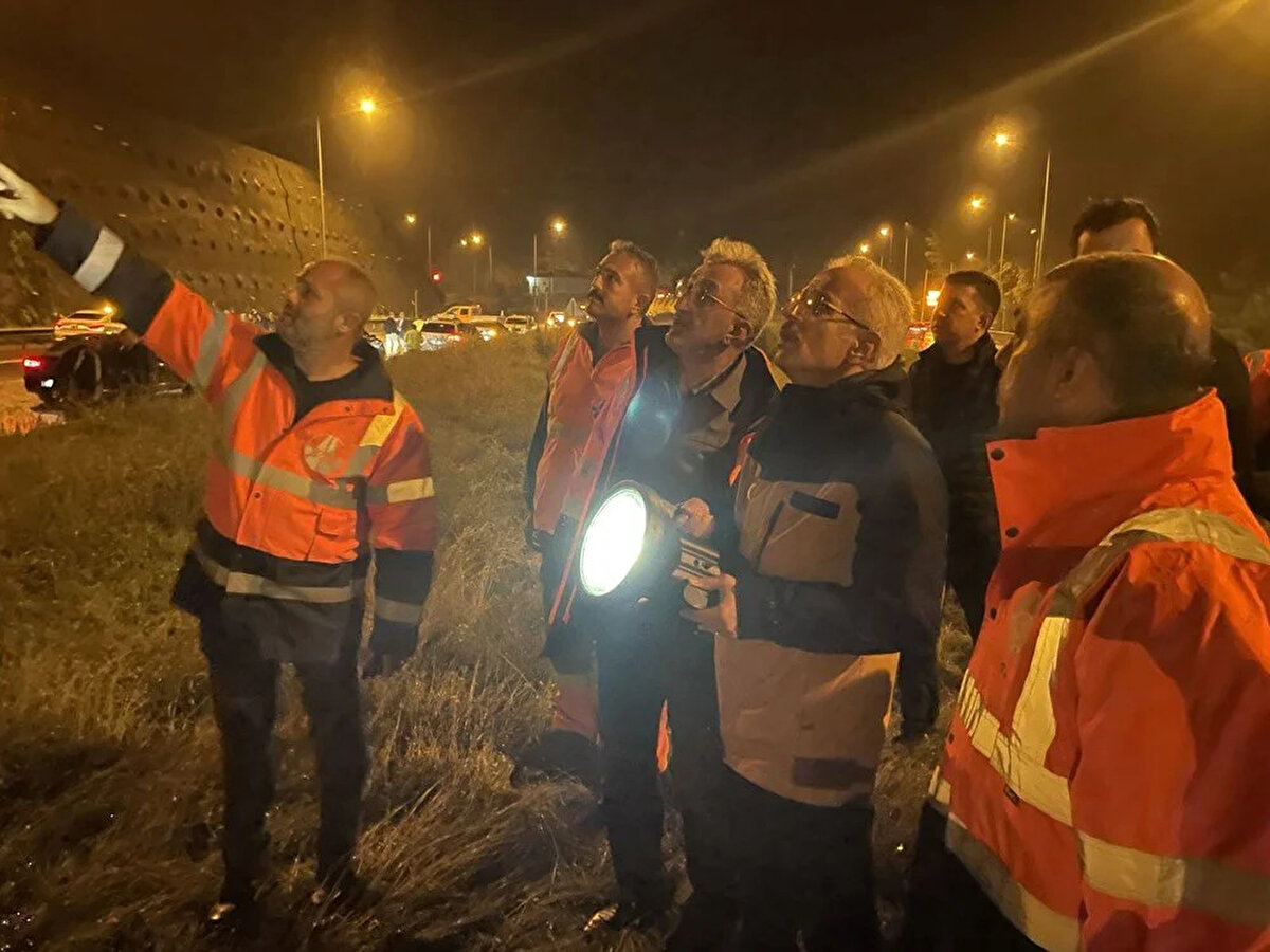 İçişleri Bakanı Ali Yerlikaya ile Adalet Bakanı Yılmaz Tunç, sağanağın vurduğu Bartın'a gelerek incelemelerde bulundu.<br><br>İl Güvenlik ve Acil Durumlar Koordinasyon Merkezi'ne (GAMER) gelen Tunç ve Yerlikaya, burada kentteki sele ilişkin son durum hakkında yetkililerden bilgi aldı.