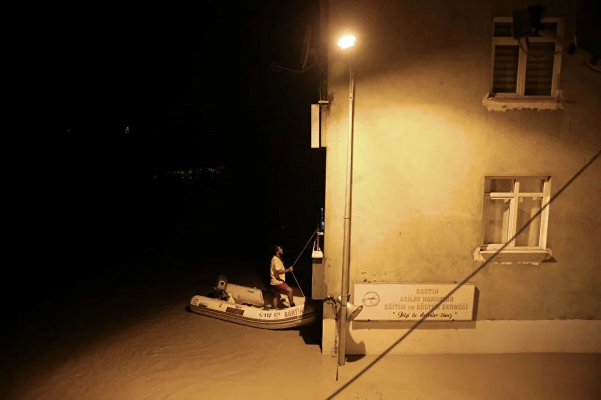 Bakan Yerlikaya, Bartın'daki aşırı yağışlar sonucu 588 ihbar alındığına değinerek, "Son 24 saatte metrekareye Arıt beldesine 201, Amasra ilçemizde 183, Bartın merkeze 135 kilogram yağış düşmüştür. İlimiz genelinde 126 vatandaşımızı helikopter, bot ve iş makineleriyle kurtardık. Yine ilimizde meteoroloji verilerine göre yarın saat 15.00'a kadar sağanak yağış beklenmekte ve turuncu uyarı devam etmektedir." diye konuştu.<br><br>