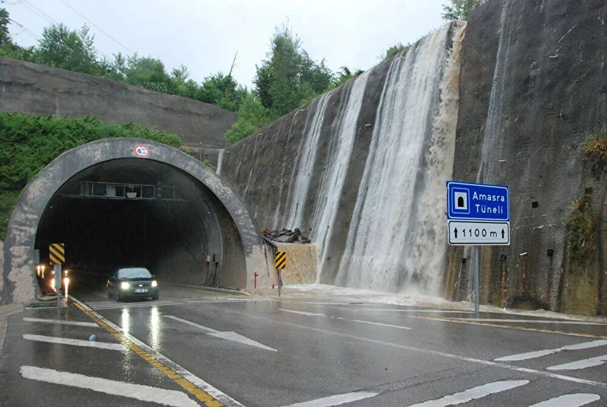 BARTIN<br>Dün sabah saatlerinde başlayan sağanak sebebiyle 3 saatte Bartın merkezde metrekareye 69 kilogram, Amasra ilçesine 117 kilogram, Kurucaşile ilçesine 73 kilogram yağış düştü.