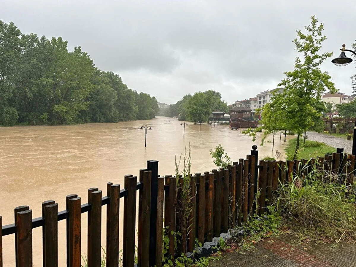 BARTIN IRMAĞI 5 METRE YÜKSELDİ; EV VE İŞ YERLERİ BOŞALTILDI<br>Yoğun sağanak sebebiyle Bartın Irmağı 5 metre yükseldi. Irmak taşmaya başladı. Irmağın kenarında bulunan vatandaşların tahliyesi için çalışma başlatıldı. Bölgedeki ev ve iş yerleri boşaltıldı.