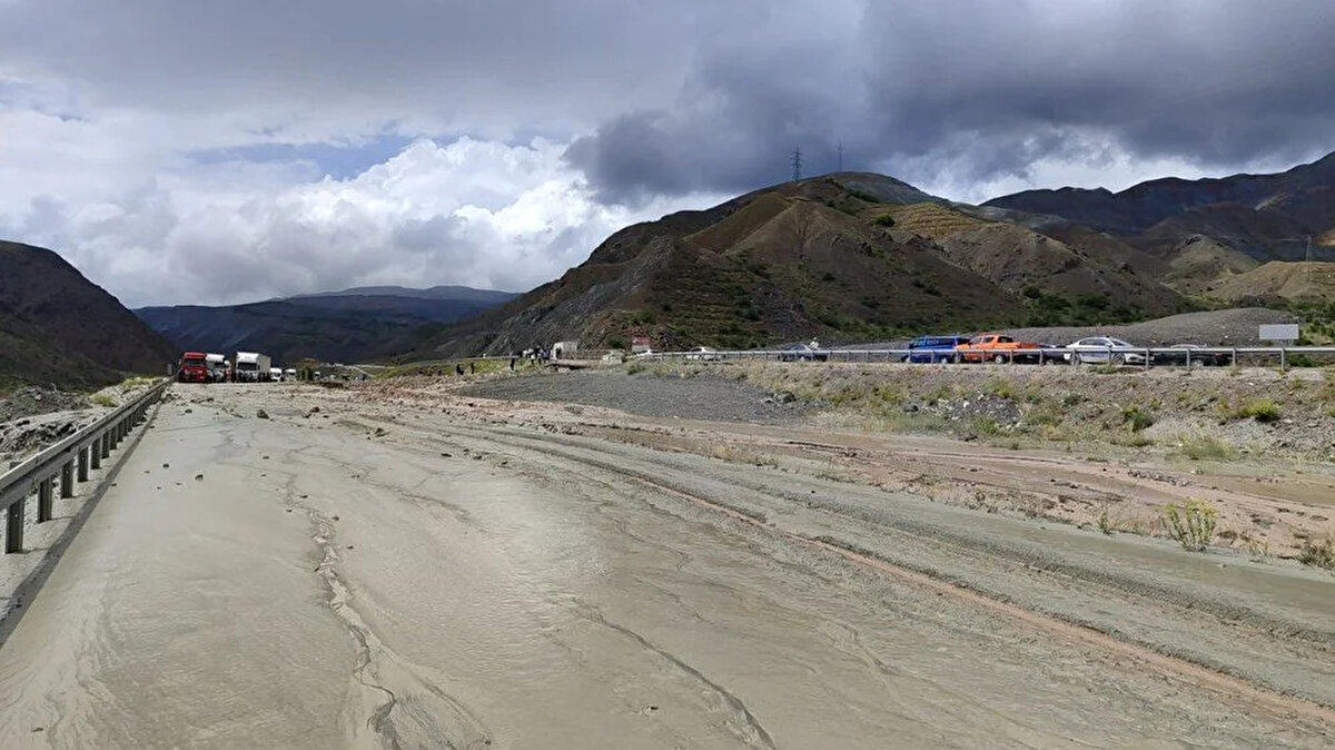 ERZİNCAN<br>Erzincan'da öğle saatlerinde etkili olan sağanak ardından 25 ve 35'inci kilometrelerde, değişik noktalara selin taşıdığı çamur sebebiyle Erzincan-Sivas kara yolu ulaşıma kapandı.<br><br>Erzincan'da meteoroloji tarafından uyarısı yapılan sağanak dün öğle saatlerinde başladı. Kısa sürede etkili olan sağanak sebebiyle Erzincan-Sivas kara yolunun 25'inci kilometresindeki tüneller mevkisi ile 35'inci kilometredeki Sakaltutan Geçidi rampasına kadar 3 ayrı noktada sel meydana geldi.