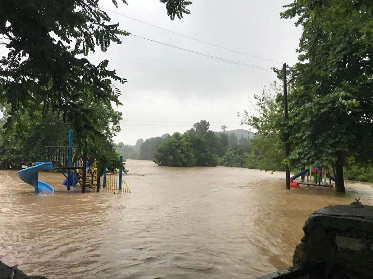 TRABZON VALİLİĞİ'NDEN ŞİDDETLİ YAĞIŞ UYARISI<br>Trabzon Valiliği, gece saatlerine kadar sürecek şiddetli yağışlar nedeniyle sel, su baskını ve taşkın riskine karşı uyarıda bulundu.