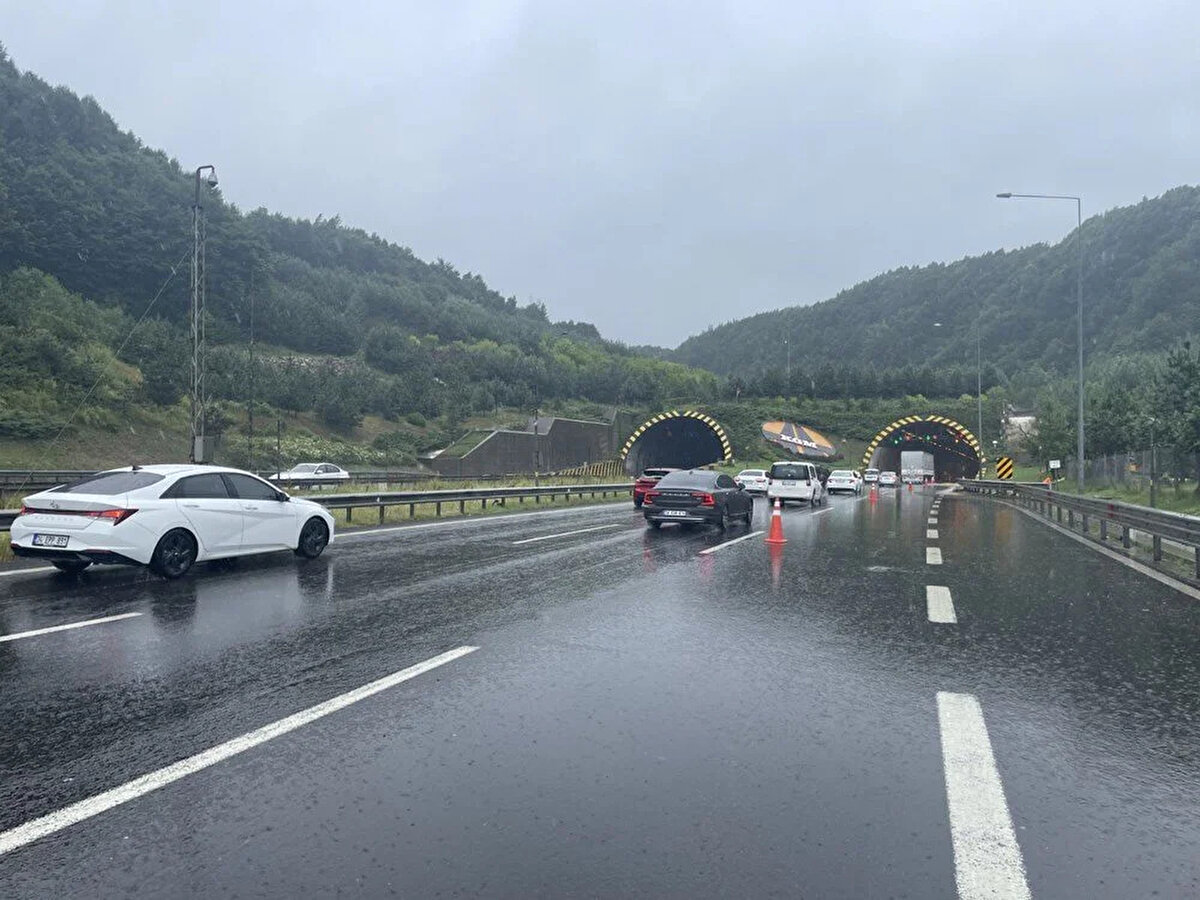 Bolu’da iki gece önce başlayan ve bugün de devam eden sağanak yağış hayatı olumsuz etkiledi.