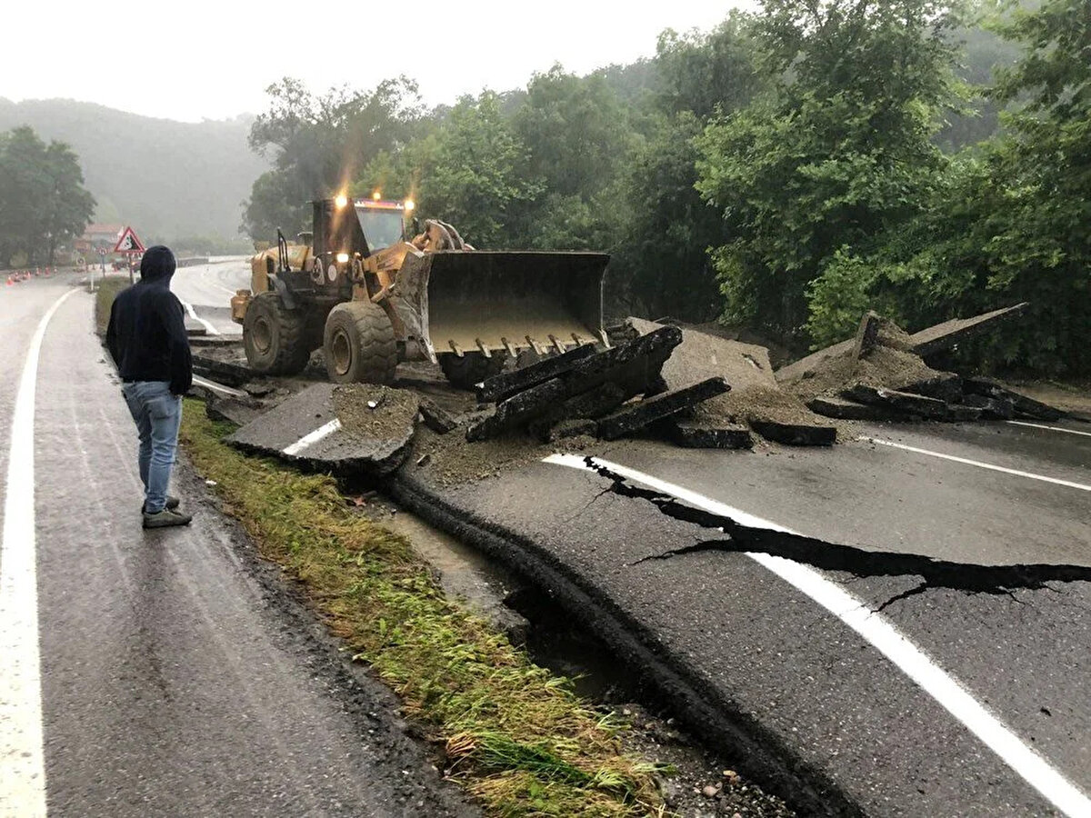 KARABÜK-ZONGULDAK KARA YOLU ÇİFT YÖNLÜ TRAFİĞE KAPATILDI<br>Karabük'te de sağanağın ardından çökme oluşan Karabük-Zonguldak kara yolu, çift yönlü ulaşıma kapatıldı.