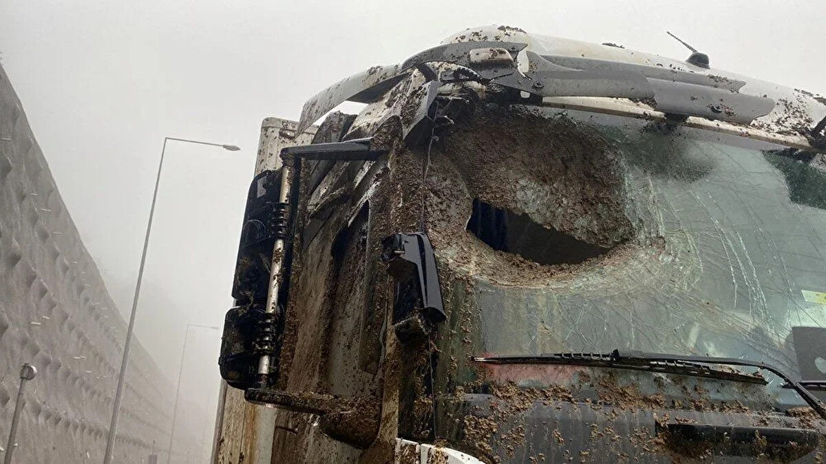 Yaralananın olmadığı kazada ekipler, yolu trafiğe kapattı, bölgede uzun araç kuyrukları oluştu.<br><br>