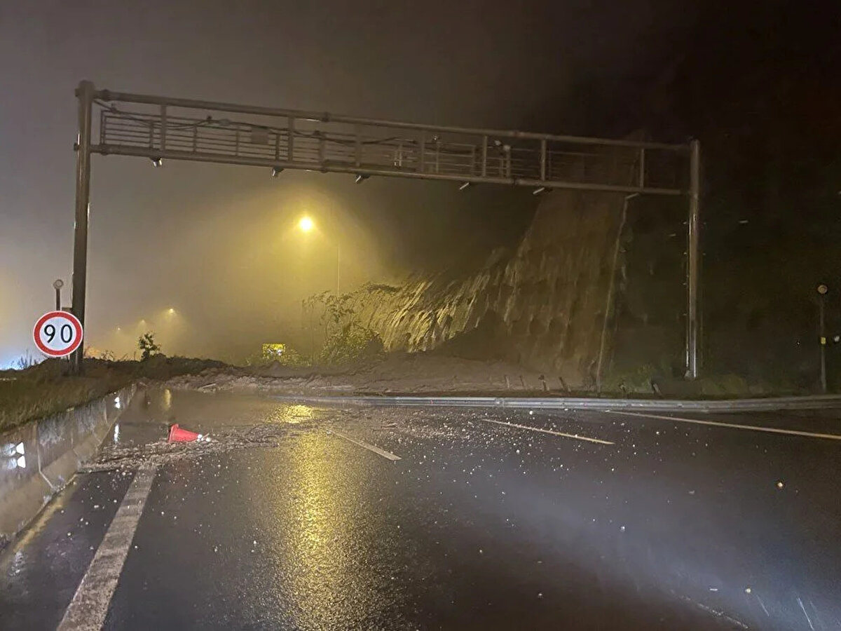 Ankara Emniyet Müdürlüğü Bölge Trafik Şube Müdürlüğü ekipleri de kapatılan Ankara-İstanbul yolu Kahramankazan gişelerinde önlem aldı.<br><br>